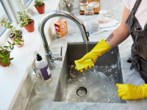 Cara membersihkan saluran air dapur yang tersumbat