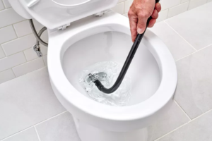 Cara mengatasi air wc yang susah turun