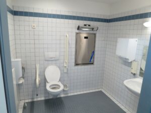 Toilet publik untuk pengguna berkebutuhan khusus
